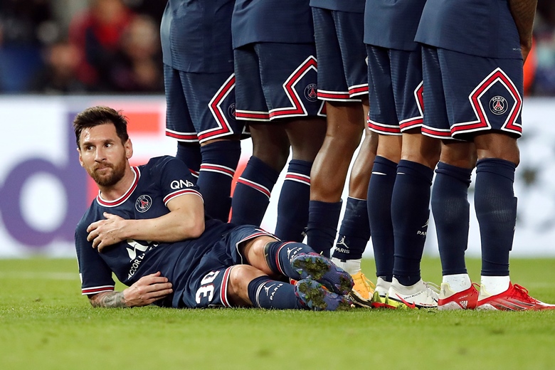 Khoảnh khắc Messi nằm làm hàng rào để chống đá phạt gây nhiều tranh cãi