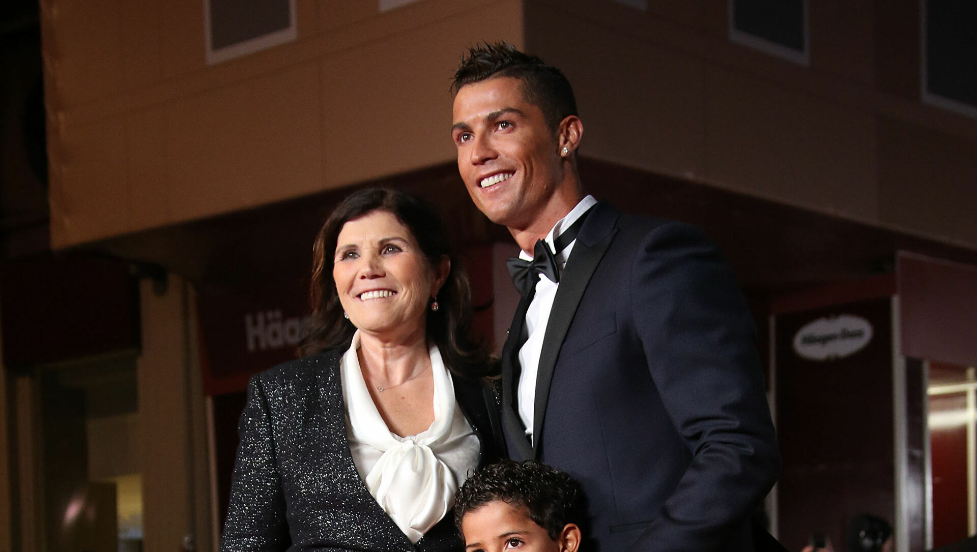 Mẹ Ronaldo không muốn con trai kết hôn 