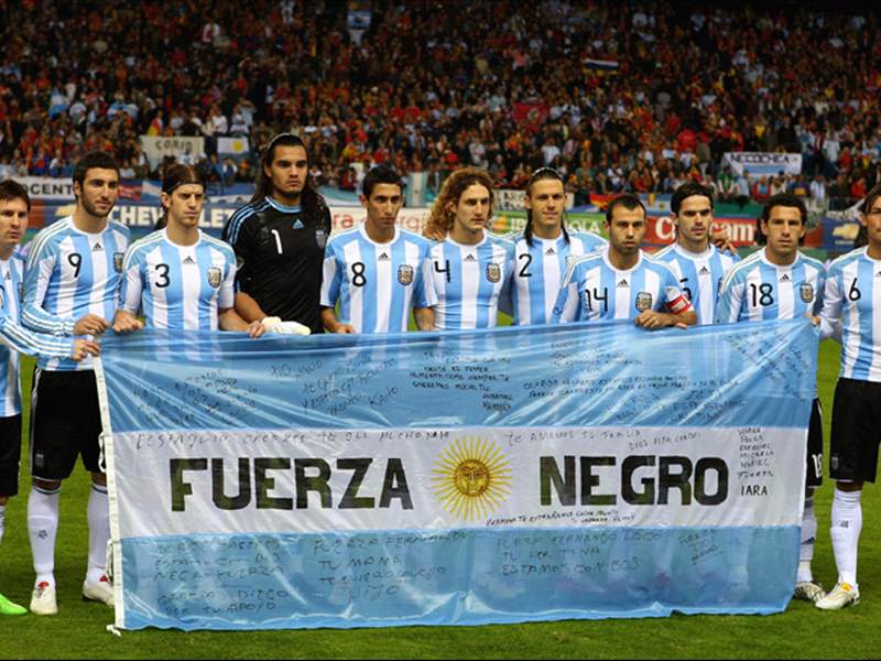 Đội tuyển Argentina trong màu áo đấu trắng-xanh quen thuộc
