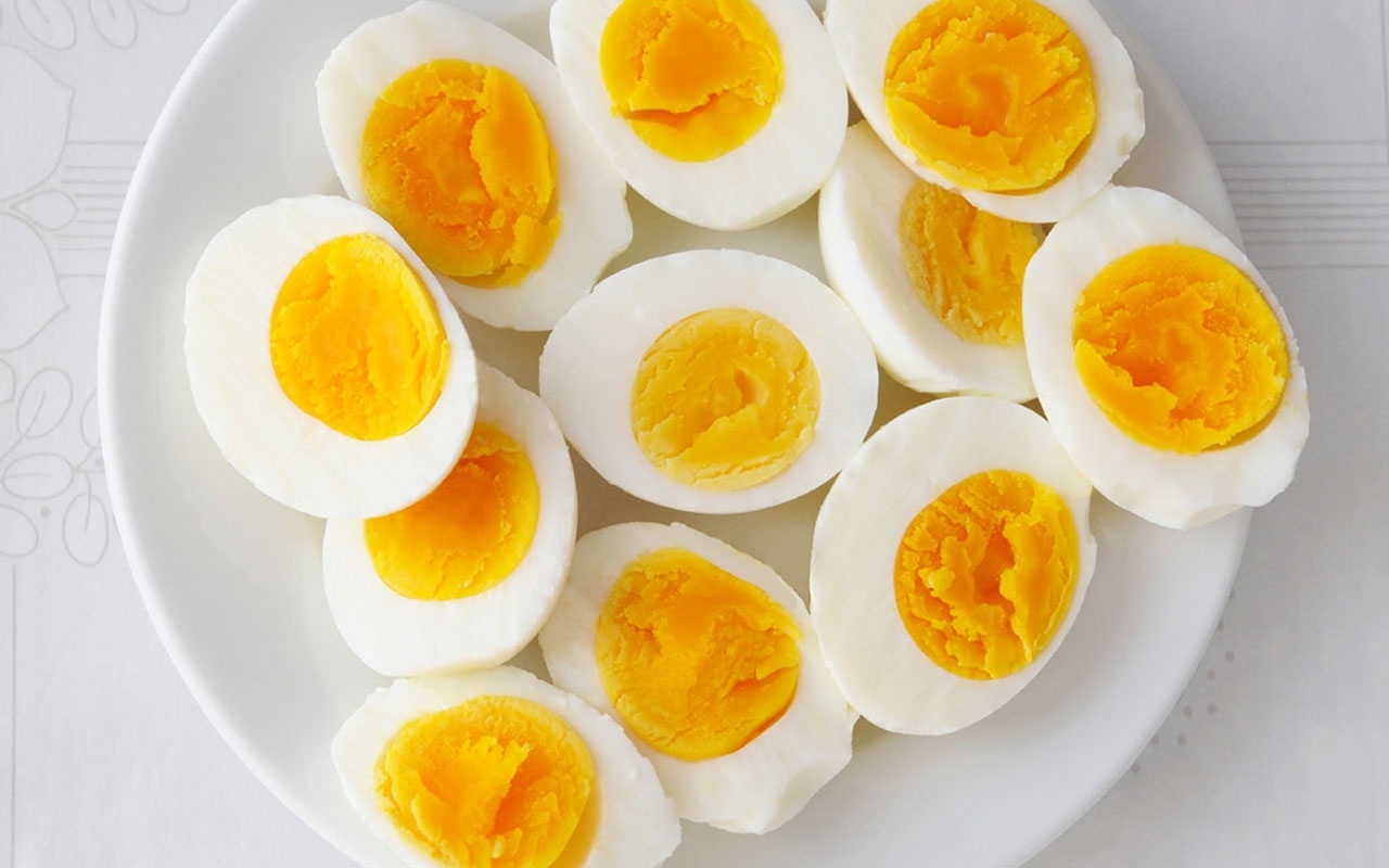 Trứng cũng là nguồn protein dồi dào giúp hỗ trợ hồi phục cơ bắp sau một trận đấu